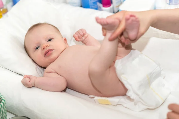 Mutter Reicht Wechselnde Babywindeln — Stockfoto