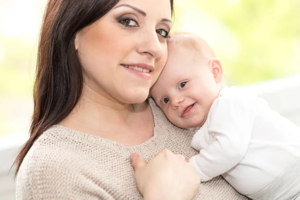 Porträt Einer Glücklichen Mutter Mit Ihrem Süßen Kleinen Mädchen — Stockfoto