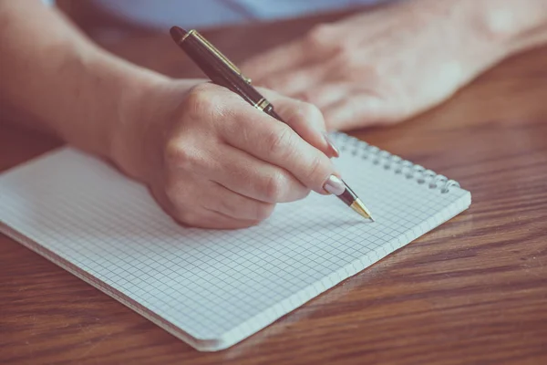 Vrouwelijke Hand Met Pen Schrijven Notebook — Stockfoto