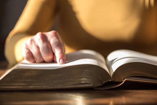 Primo Piano Della Donna Che Legge Bibbia Luce Dura — Foto Stock