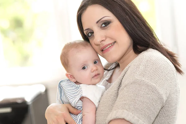 Retrato Mãe Feliz Com Seu Bebê Bonito Menina — Fotografia de Stock