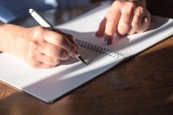 Frau Mit Stift Schreibt Auf Notizbuch — Stockfoto