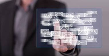 Bir adam dokunmatik ekranda e-posta konseptine parmağıyla dokunuyor.