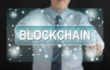 Dokunmatik ekranda parmaklarıyla zincire dokunan bir adam.