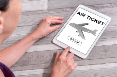 Bir tablet gösteren hava bilet rezervasyon kavramı kullanan kadın