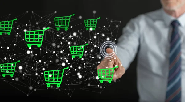 Adam dokunmatik ekranda bir e-ticaret konseptine parmağıyla dokunuyor.