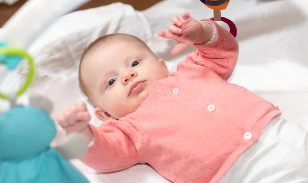 Bonito Bebê Menina Deitada Nas Costas Brincando Com Brinquedos Playmat — Fotografia de Stock