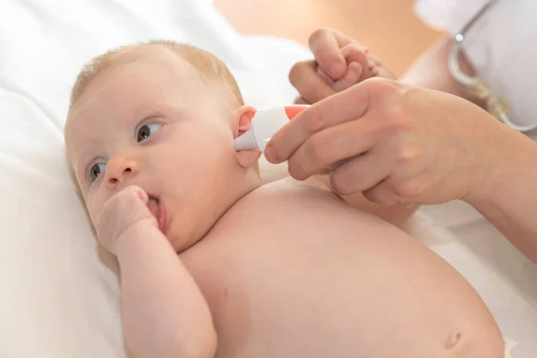 Médico Pediatra Midiendo Temperatura Del Bebé Con Termómetro Electrónico — Foto de Stock