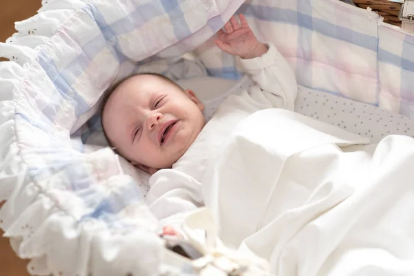 Menina Bebê Chorando Seu Berço — Fotografia de Stock