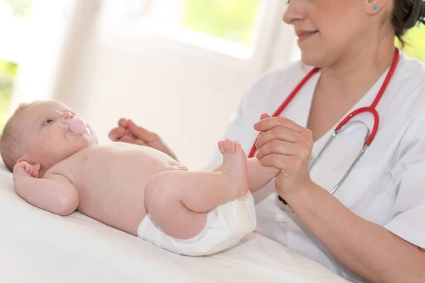 Dokter Kinderarts Examencommissie Baby Kliniek — Stockfoto