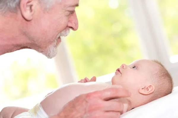 Avô Feliz Segurando Mãos Sua Neta — Fotografia de Stock