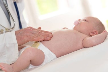 Doktor çocuk doktoru klinik karnında bebek incelenmesi