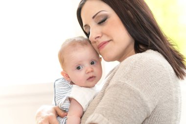 Şirin bebek kızı ile mutlu anne portresi