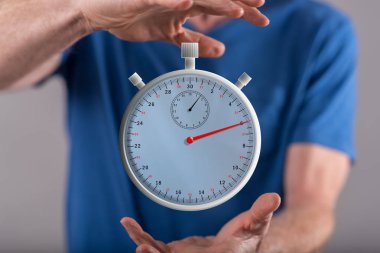 Zaman kavramı içinde geçmiş bir adamın elleri arasında