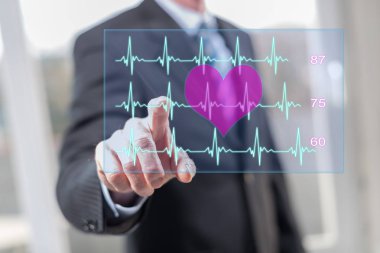 Adam bir kalp dokunmadan grafik kavramı bir dokunmatik ekranda onun parmaklarıyla yener