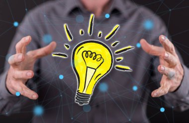 Arka planda bir adamın elleri arasındaki yenilik kavramı