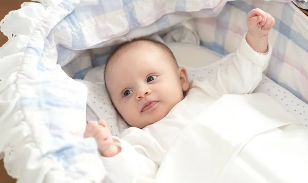 Retrato Bebê Bonito Menina Deitada Seu Berço — Fotografia de Stock