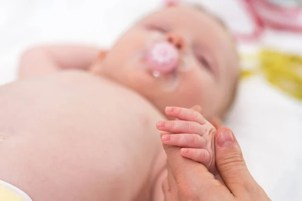 Mutter Hält Winzige Babyhand — Stockfoto