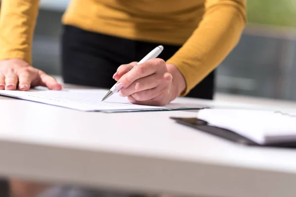 Affärskvinna Signering Dokumentet Office — Stockfoto