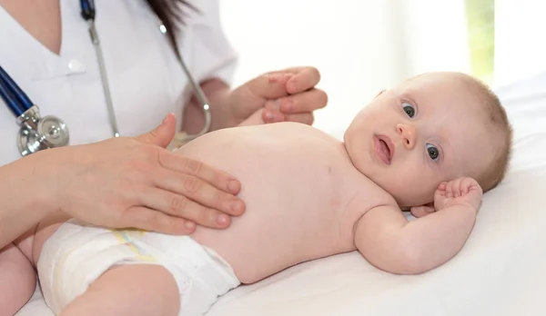 Läkare Barnläkare Undersöker Bebis Magen Klinik — Stockfoto