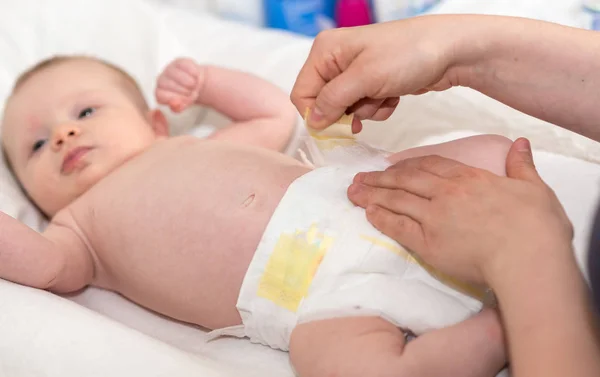 Madre Manos Cambiando Pañales Bebé — Foto de Stock