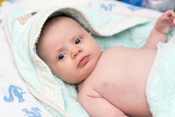 Menina Bebê Toalha Com Capuz Após Banho — Fotografia de Stock