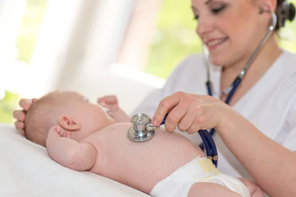 Pediatra Usando Estetoscopio Para Examinar Bebé — Foto de Stock