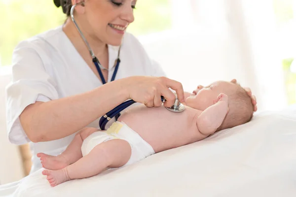 Kinderärztin Untersucht Mit Stethoskop Ein Kleines Baby — Stockfoto