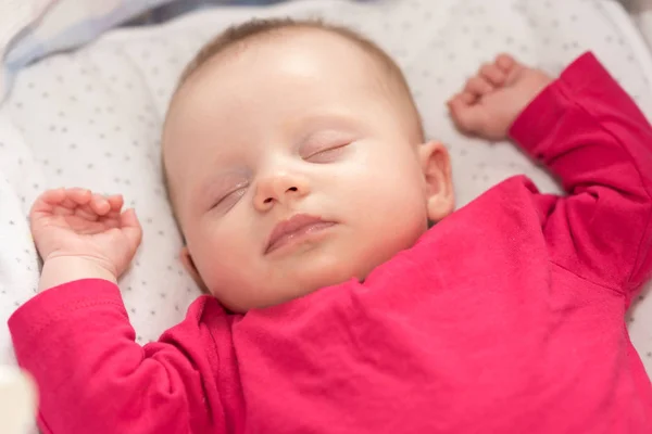 Retrato Bebê Bonito Menina Dormindo Seu Berço — Fotografia de Stock
