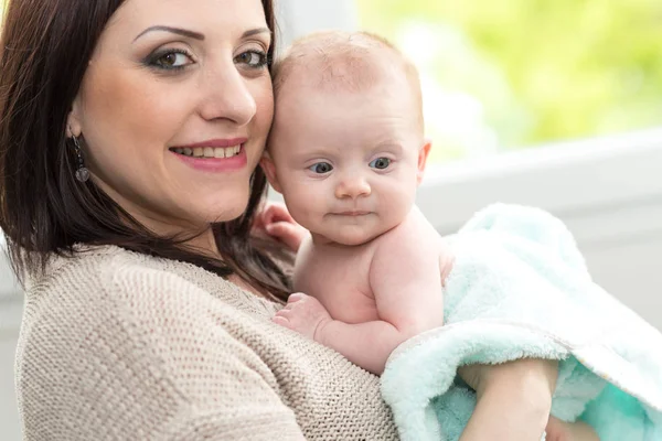 Retrato Mãe Feliz Com Seu Bebê Bonito Menina — Fotografia de Stock