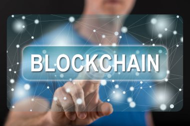 Bir adam dokunmatik ekranda engelleme konseptine parmağıyla dokunuyor.