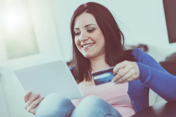 Młoda Kobieta Zakupy Online Karty Kredytowej — Zdjęcie stockowe