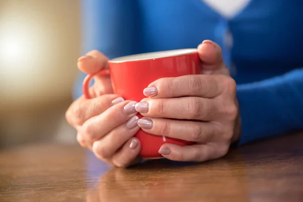 Primo Piano Delle Mani Della Donna Che Tengono Una Tazza — Foto Stock