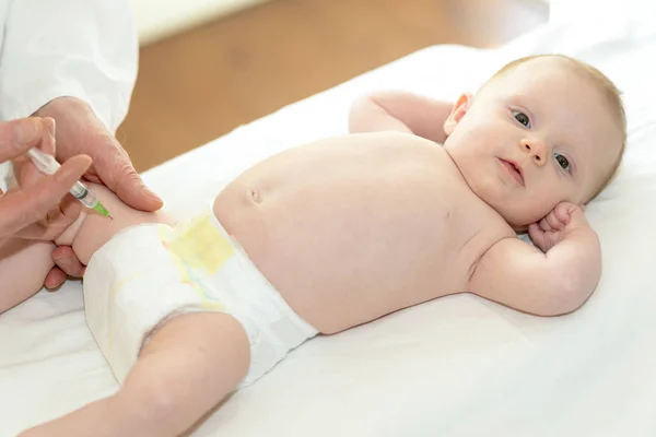 Pequeño Bebé Recibiendo Una Vacuna Pierna — Foto de Stock