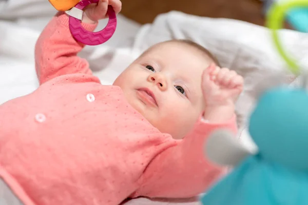 Bonito Bebê Menina Deitada Nas Costas Brincando Com Brinquedos Playmat — Fotografia de Stock