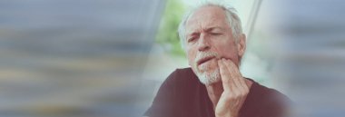 Evde diş ağrısı ile olgun adam portresi