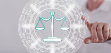 Adam dokunmatik ekranda adalet kavramına dokunuyor.