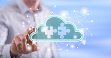 Bir adam dokunmatik ekranda bulut ağı konseptine parmağıyla dokunuyor.