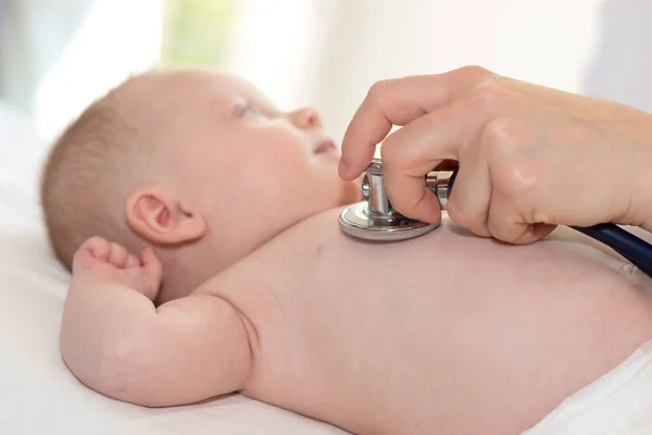 Mano Del Pediatra Usando Estetoscopio Para Examinar Bebé — Foto de Stock