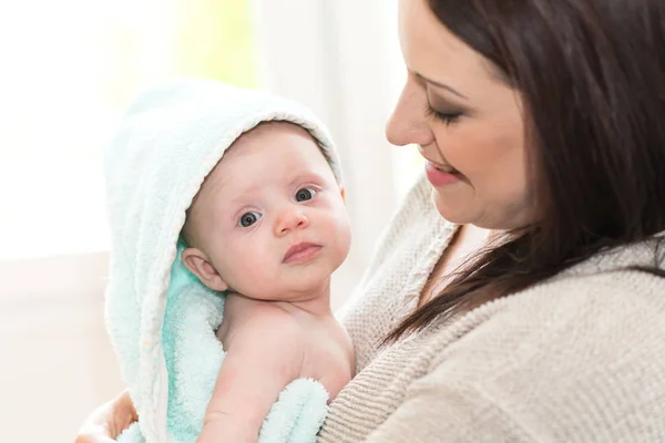 Retrato Mãe Feliz Com Seu Bebê Bonito Menina — Fotografia de Stock