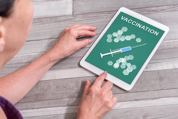 Vrouw Met Behulp Van Een Tablet Weergegeven Vaccinatie Concept — Stockfoto