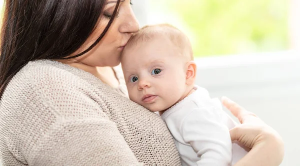 Retrato Mãe Feliz Com Seu Bebê Bonito Menina — Fotografia de Stock