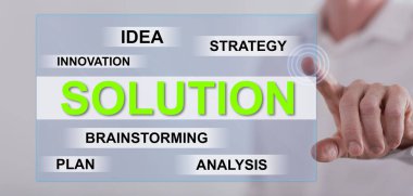 Dokunmatik ekranda çözelti konseptine parmağıyla dokunan adam.