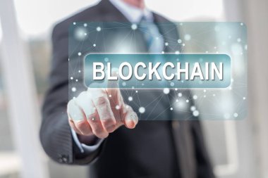 Dokunmatik ekranda parmaklarıyla zincire dokunan bir adam.