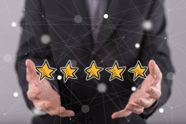 Kaliteli kavram, arka plandaki adamın ellerinden üstündür.