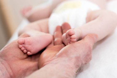 El bir baba onun bebek kız ayak tutan