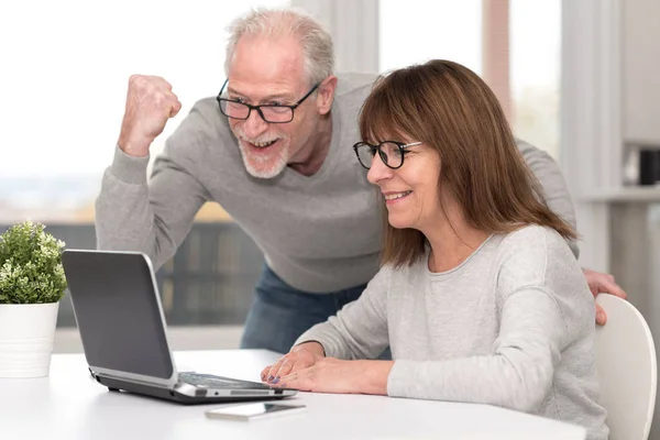 Gelukkig Ouder Paar Hebben Een Geweldige Verrassing Laptop — Stockfoto