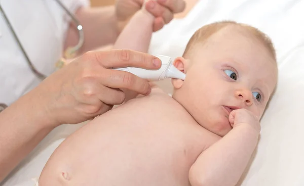 Kinderarzt Misst Temperatur Des Babys Mit Elektronischem Thermometer — Stockfoto