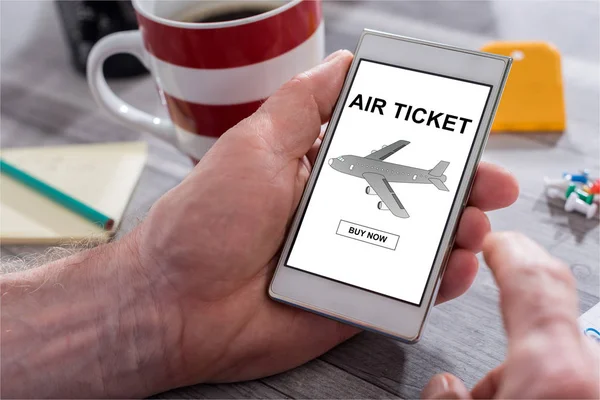 Erkek el hava bilet rezervasyon konsepti ile bir akıllı telefon tutarak