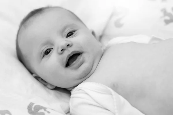 Retrato Bebê Sorridente Deitado Costas Preto Branco — Fotografia de Stock
